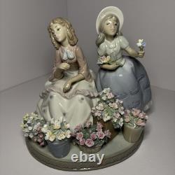 8 Flowers for sale figurine by Lladro, two girls with bouquets, #5537, Spain