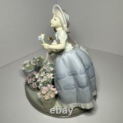 8 Flowers for sale figurine by Lladro, two girls with bouquets, #5537, Spain