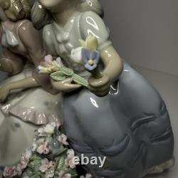 8 Flowers for sale figurine by Lladro, two girls with bouquets, #5537, Spain