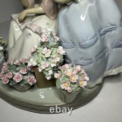 8 Flowers for sale figurine by Lladro, two girls with bouquets, #5537, Spain
