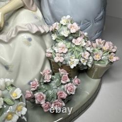 8 Flowers for sale figurine by Lladro, two girls with bouquets, #5537, Spain