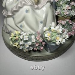 8 Flowers for sale figurine by Lladro, two girls with bouquets, #5537, Spain