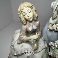 8 Flowers for sale figurine by Lladro, two girls with bouquets, #5537, Spain