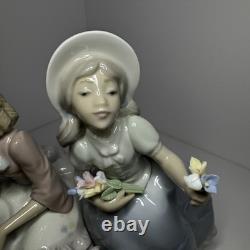 8 Flowers for sale figurine by Lladro, two girls with bouquets, #5537, Spain