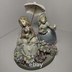 8 Flowers for sale figurine by Lladro, two girls with bouquets, #5537, Spain
