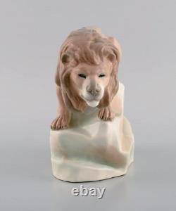Amphora, Czechoslovakia. Hand-painted Art Deco porcelain figurine of lion