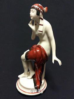 Art déco superbe figurine féminine en porcelaine circa 1920 signée