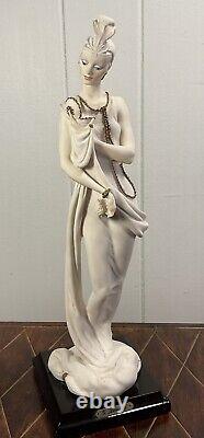 Giuseppe Armani Figurine Lady/ Powder Puff Capodimonte No. 0392 1987 Italy Signed