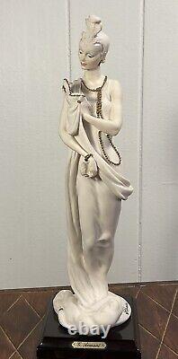 Giuseppe Armani Figurine Lady/ Powder Puff Capodimonte No. 0392 1987 Italy Signed