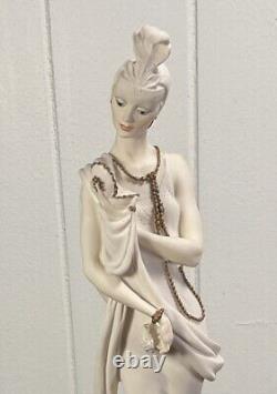 Giuseppe Armani Figurine Lady/ Powder Puff Capodimonte No. 0392 1987 Italy Signed