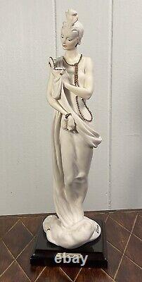 Giuseppe Armani Figurine Lady/ Powder Puff Capodimonte No. 0392 1987 Italy Signed