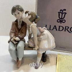 Lladro Figurine TEN AND GROWING GIRL KISSING BOY ON A BENCH #7635 Mint Box