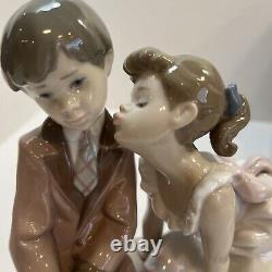 Lladro Figurine TEN AND GROWING GIRL KISSING BOY ON A BENCH #7635 Mint Box