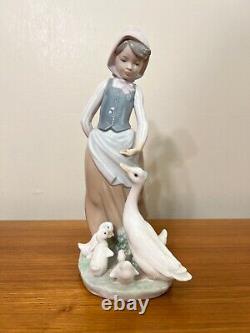 Lladro Girl Feeding Geese'Feeding Time' Figurine # 1277, 10 Tall, 4 Wide, 6