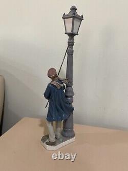 Lladro Lamplighter Figurine 5205