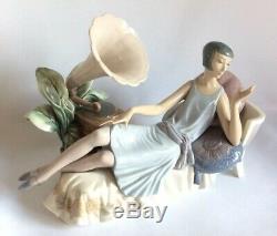 Rare Vintage Lladro Porcelain Figurine 5176 Flapper Art Deco Lady on Divan Sofa