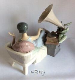 Rare Vintage Lladro Porcelain Figurine 5176 Flapper Art Deco Lady on Divan Sofa