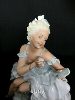 Schaubachkunst Germany 1396 Sitting lady with mirror Porcelain figurine AH479